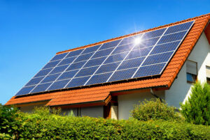 toiture de maison avec panneau photovoltaïque