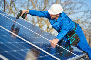 technicien posant des panneaux photovoltaïques